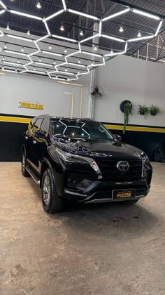 TOYOTA HILUX SW4 2.8 D-4D TURBO DIESEL SRX 7L 4X4 AUTOMÁTICO TOYOTA HILUX SW4 2.8 D-4D TURBO DIESEL SRX 7L 4X4 AUTOMÁTICO